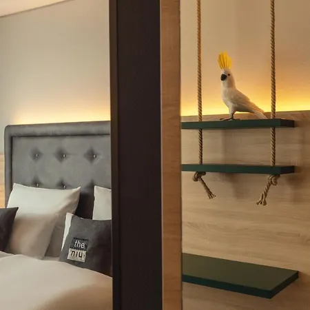 - The Niu, Crusoe Airport By Ihg Hotel BRE